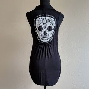 BLACK SLEEVELESS TOP W/ EMBROIDERED SKULL ON BACK